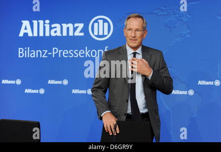 Der Vorstandsvorsitzende der Allianz SE, Michael Diekmann, kommt am Donnerstag (23.02.2012) in München (Alta Baviera) bei zur Bilanzpressekonferenz. Die Euro-Schuldenkrise hat erheblich am Gewinn des Versicherungskonzerns gezehrt. Der Gewinn wird unter dem Strich vermutlich deutlich unter dem Ergebnis des Vorjahrs liegen. Foto: Tobias Hase dpa/lby Foto Stock