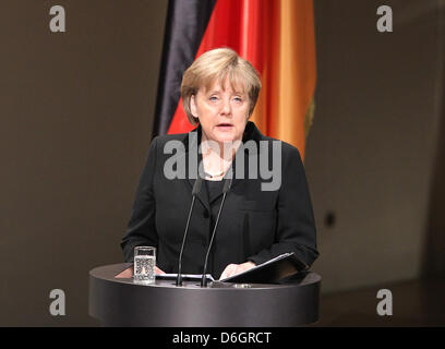 Il cancelliere tedesco Angela Merkel parla durante un evento commemorativo per le vittime della violenza estremista di destra in una sala da concerto a Berlino, Germania, 23 febbraio 2012. A livello federale un minuto di silenzio deve ricordare dieci vittime che sono state assassinate tra 2000 e 2006 da parte dei membri di un neo-nazi cell. Foto :Wolfgang Kumm Foto Stock