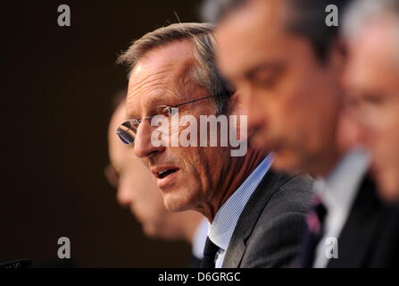 Der Vorstandsvorsitzende der Allianz SE, Michael Diekmann, spricht am Donnerstag (23.02.2012) in München (Alta Baviera) bei der Bilanzpressekonferenz. Die Euro-Schuldenkrise hat erheblich am Gewinn des Versicherungskonzerns gezehrt. Der Gewinn wird unter dem Strich vermutlich deutlich unter dem Ergebnis des Vorjahrs liegen. Foto: Tobias Hase dpa/lby Foto Stock