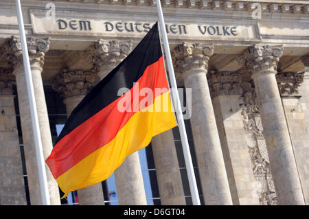 Die Deutsche Flagge weht am Donnerstag (23.02.2012) vor dem Reichstag di Berlino auf Halbmast. Bundesweit erinnerten Menschen mit einer Schweigeminute an die zehn Opfer einer Neonazi-Zelle. Damit sollte auch ein segnale sichtbares gegen Rechts gesetzt werden. Foto: Maurizio Gambarini dpa/lbn +++(c) dpa - Bildfunk+++ Foto Stock