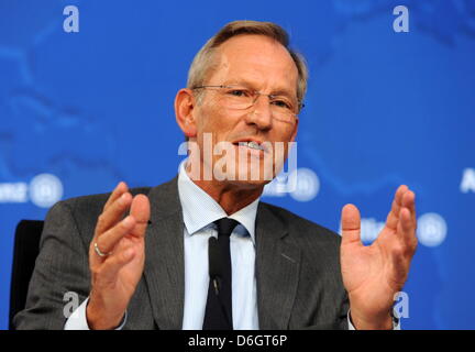 Der Vorstandsvorsitzende der Allianz SE, Michael Diekmann, aufgenommen am Donnerstag (23.02.2012) in München (Alta Baviera) bei der Bilanzpressekonferenz. 2011 Guerra kostspieligste das Jahr für die Allianz - era die Ausgaben für Naturkatastrophen anging - zusätzlich verdarben Versicherungskonzern dem die Auswirkungen der Euro-Schuldenkrise das Ergebnis. Foto: Tobias Hase dpa/lby Foto Stock