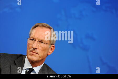 Der Vorstandsvorsitzende der Allianz SE, Michael Diekmann, aufgenommen am Donnerstag (23.02.2012) in München (Alta Baviera) bei der Bilanzpressekonferenz. 2011 Guerra kostspieligste das Jahr für die Allianz - era die Ausgaben für Naturkatastrophen anging - zusätzlich verdarben Versicherungskonzern dem die Auswirkungen der Euro-Schuldenkrise das Ergebnis. Foto: Tobias Hase dpa/lby Foto Stock