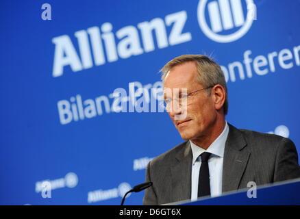 Der Vorstandsvorsitzende der Allianz SE, Michael Diekmann, aufgenommen am Donnerstag (23.02.2012) in München (Alta Baviera) bei der Bilanzpressekonferenz. 2011 Guerra kostspieligste das Jahr für die Allianz - era die Ausgaben für Naturkatastrophen anging - zusätzlich verdarben Versicherungskonzern dem die Auswirkungen der Euro-Schuldenkrise das Ergebnis. Foto: Tobias Hase dpa/lby Foto Stock