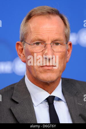 Der Vorstandsvorsitzende der Allianz SE, Michael Diekmann, aufgenommen am Donnerstag (23.02.2012) in München (Alta Baviera) bei der Bilanzpressekonferenz. 2011 Guerra kostspieligste das Jahr für die Allianz - era die Ausgaben für Naturkatastrophen anging - zusätzlich verdarben Versicherungskonzern dem die Auswirkungen der Euro-Schuldenkrise das Ergebnis. Foto: Tobias Hase dpa/lby Foto Stock