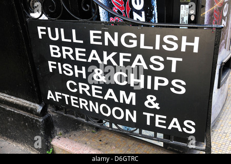 Londra, Inghilterra, Regno Unito. Segno pubblicità La completa prima colazione inglese, pesce e patatine e tè del pomeriggio Foto Stock