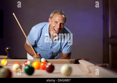 Uomo anziano giocando a biliardo Foto Stock