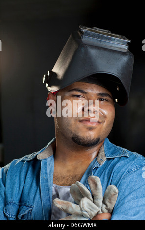 Operaio industriale nel casco per saldatura Foto Stock