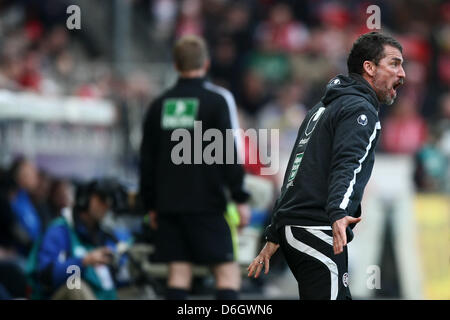 Kaiserslautern's head coach Marco Kurz gesti durante la Bundesliga tedesca match tra 1. FSV Mainz 05 e 1. FC Kaiserslautern a Coface Arena a Mainz, Germania, 25 febbraio 2012. Foto: FREDRIK VON ERICHSEN (ATTENZIONE: embargo condizioni! Il DFL permette l'ulteriore utilizzazione delle immagini nella IPTV, servizi di telefonia mobile e altre nuove tecnologie non solo precedente a t Foto Stock