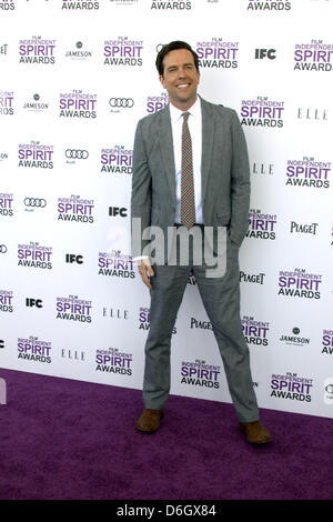 Attore ed Helms assiste il ventisettesimo annuale di Film Independent Spirit Awards in una tenda sulla spiaggia di Santa Monica a Los Angeles, Stati Uniti d'America, il 25 febbraio 2012. Foto: Hubert Boesl Foto Stock