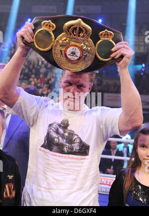 Boxer russo Alexander Povetkin vince la WBA World Heavyweight Boxing titolo di campionato contro boxer tedesche Huck al Porsche-Arena a Stoccarda, Germania, 25 febbraio 2012. Foto: Uli Deck Foto Stock