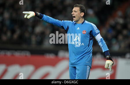 Di Norimberga portiere Raphael Schaefer è raffigurato durante la Bundesliga tedesca partita di calcio tra Werder Brema e 1. FC Norimberga a Stadio Weser di Brema, Germania, 25 febbraio 2012. Foto: Carmen Jaspersen Foto Stock