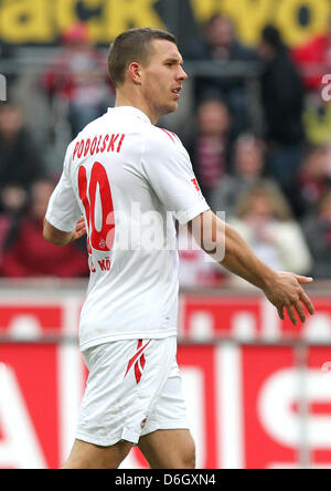 La colonia Lukas Podolski guarda arrabbiato dopo manca la possibilità di segnare un gol durante la Bundesliga partita di calcio tra 1° FC Colonia e Bayer Leverkusen al RheinEnergieStadion a Colonia, Germania, 25 febbraio 2012. Leverkusen ha vinto la partita 2-0. Foto: Fabian Stratenschulte Foto Stock