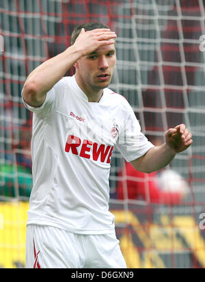 La colonia Lukas Podolski tocca il suo fronte dopo manca la possibilità di segnare un gol durante la Bundesliga partita di calcio tra 1° FC Colonia e Bayer Leverkusen al RheinEnergieStadion a Colonia, Germania, 25 febbraio 2012. Leverkusen ha vinto la partita 2-0. Foto: Fabian Stratenschulte Foto Stock