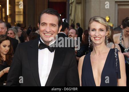 Attore francese Jean Dujardin e sua moglie Alexandra Lamy arriva alla 84ma annuale di Academy Awards aka Oscar al Kodak Theatre di Los Angeles, Stati Uniti d'America, il 26 febbraio 2012. Foto: Hubert Boesl Foto Stock