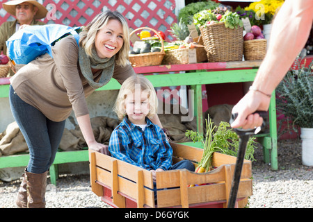 Famiglia shopping al mercato agricolo Foto Stock