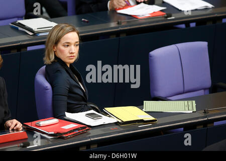 Germania Berlino. 18 Aprile, 2013. La plenaria del Parlamento Federale di voti su un legame giuridico contingente di genere per la vigilanza. Sessione plenaria del Parlamento federale del 18 aprile 2013, con la partecipazione del Cancelliere Angela Merkel / Kristina Schroeder, famiglia tedesca il Ministro, raffigurato al Bundestag.Credit: Reynaldo Chaib Paganelli /Alamy Live News Foto Stock