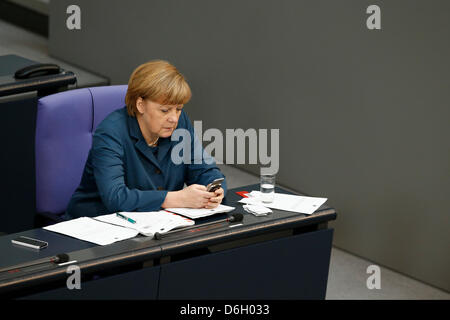 Germania Berlino. 18 Aprile, 2013. La plenaria del Parlamento Federale di voti su un legame giuridico contingente di genere per la vigilanza. Sessione plenaria del Parlamento federale del 18 aprile 2013, con la partecipazione del Cancelliere Angela Merkel / Angela Merkel (CDU), il Cancelliere tedesco, con il suo cellulare.Credit: Reynaldo Chaib Paganelli /Alamy Live News Foto Stock