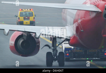 Un cosiddetto follow me veicolo conduce un aeromobile per la sua posizione di parcheggio sul campo d'aviazione all'aeroporto di Frankfurt am Main, Germania, 27 febbraio 2012. Germania s aeroporto più trafficato di Francoforte è colpito da un altro sciopero debilitante che durerà fino all'inizio Giovedì mattina, secondo l'aeroporto unione dei lavoratori (GdF). Foto: Boris Roessler Foto Stock