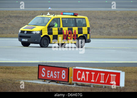 Un cosiddetto follow me veicolo trascina lungo l'aviosuperficie all'aeroporto di Frankfurt am Main, Germania, 27 febbraio 2012. Germania s aeroporto più trafficato di Francoforte è colpito da un altro sciopero debilitante che durerà fino all'inizio Giovedì mattina, secondo l'aeroporto unione dei lavoratori (GdF). Foto: BORIS ROESSLER Foto Stock