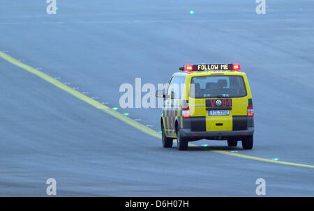 Un cosiddetto follow me veicolo trascina lungo l'aviosuperficie all'aeroporto di Frankfurt am Main, Germania, 27 febbraio 2012. Germania s aeroporto più trafficato di Francoforte è colpito da un altro sciopero debilitante che durerà fino all'inizio Giovedì mattina, secondo l'aeroporto unione dei lavoratori (GdF). Foto: BORIS ROESSLER Foto Stock