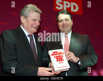 Presidente dei Socialdemocratici (SPD) Sigmar GABRIEL (R) presenta il libro "Links und Frei" ("sinistra e free') a tedesco presidente-eletto Joachim Gauck durante la riunione del consiglio di amministrazione di i socialdemocratici a Willy-Brandt House a Berlino, Germania, 27 febbraio 2012. Gauck ha partecipato alla riunione come ospite. Foto: WOLFGANG KUMM Foto Stock