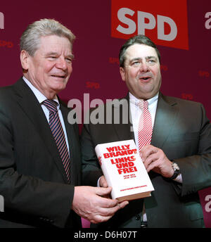 Presidente dei Socialdemocratici (SPD) Sigmar GABRIEL (R) presenta il libro "Links und Frei" ("sinistra e free') a tedesco presidente-eletto Joachim Gauck durante la riunione del consiglio di amministrazione di i socialdemocratici a Willy-Brandt House a Berlino, Germania, 27 febbraio 2012. Gauck ha partecipato alla riunione come ospite. Foto: WOLFGANG KUMM Foto Stock