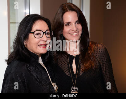 Cantante greca Nana Mouskouri (L) e sua figlia Helen 'Lenou' Mouskouri pongono nel corso di una conferenza stampa circa il suo anniversario tour "50 Jahre Weisse Rosen" al Hotel Grand Elysee ad Amburgo, Germania, 27 febbraio 2012. La gita comincia il 11 aprile 2012 a Brema. Foto: GEORG WENDT Foto Stock