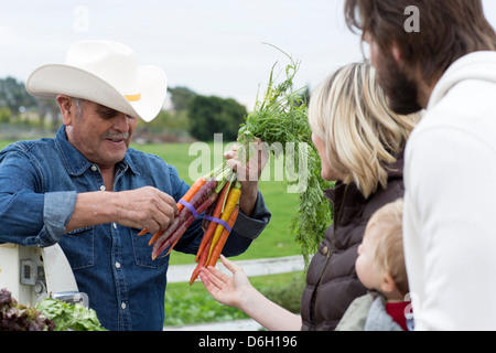 Famiglia shopping al mercato agricolo Foto Stock