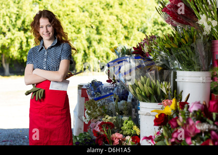 Fioraio sorridente in negozio Foto Stock