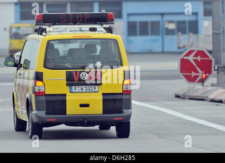 Un cosiddetto follow me veicolo trascina lungo il campo di aviazione a Reno principale aeroporto di Francoforte sul Meno, Germania, 28 febbraio 2012. L'Unione europea organizza lo sciopero all'aeroporto di Francoforte è la mobilitazione di controllori del traffico aereo su Mercoledì, 29 febbraio 2012, alla forza di un completo arresto della Germania s più trafficato mozzo dell'aria. GdF Centraline aria europea è stata chiamata sui lavoratori del controllo del traffico aereo Foto Stock