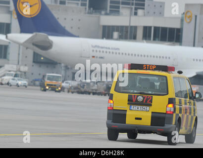 Un cosiddetto follow me veicolo trascina lungo il campo di aviazione a Reno principale aeroporto di Francoforte sul Meno, Germania, 28 febbraio 2012. L'Unione europea organizza lo sciopero all'aeroporto di Francoforte è la mobilitazione di controllori del traffico aereo su Mercoledì, 29 febbraio 2012, alla forza di un completo arresto della Germania s più trafficato mozzo dell'aria. GdF Centraline aria europea è stata chiamata sui lavoratori del controllo del traffico aereo Foto Stock