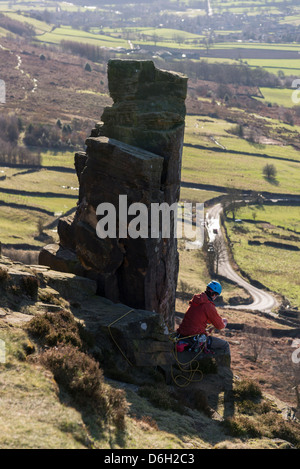 Rocciatore sul bordo Curbar nel Parco Nazionale di Peak District Derbyshire Inghilterra Foto Stock