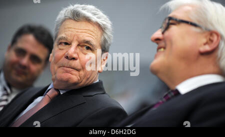 Joachim Gauck (C), il candidato alla carica di Presidente della Repubblica Federale Tedesca e Frank-Walter Steinmeier (L), presidente della SPD partito parlamentare e presidente della SPD Sigmar GABRIEL sedersi prima di iniziare una riunione della SPD partito parlamentare nell'Edificio del Reichstag a Berlino, Germania, 28 febbraio 2012. Gauck, che è stato nominato come presidente tedesco dalla CDU/CSU, DOCUP, FDP e tutti Foto Stock