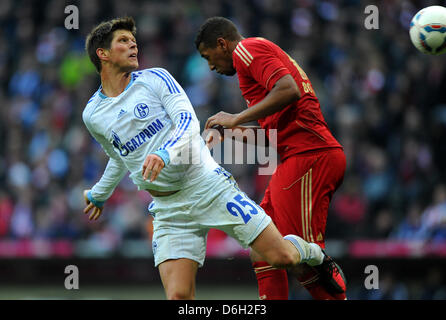 Monaco di Baviera Jerome Boateng (R) il sistema VIES per la palla con il Schalke Klaas Jan Huntelaar durante la Bundesliga tedesca match tra FC Bayern Monaco e FC Schalke nello stadio Allianz Arena di Monaco di Baviera, Germania, il 26 febbraio 2012. Foto: Thomas Eisenhuth Foto Stock