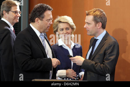 Il Ministro tedesco degli Interni Hans-Peter Friedrich (CSU, L-R), ministro tedesco del lavoro e degli affari sociali, Ursula von der Leyen (CDU), e il ministro tedesco della Salute Daniel Bahr (FDP) parlare all'inizio della riunione di gabinetto presso la cancelleria federale a Berlino, Germania, 29 febbraio 2012. Il cabinet verrà deliberato sulla nuova legge Foto Stock