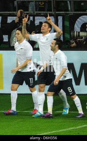 In Francia la Olivier Giroud (C) festeggia con Samir NASRI (L) e Mathieu Valbuena dopo il punteggio 1-0 durante l'amichevole internazionale partita di calcio Germania vs Francia presso lo Stadio Weser di Brema, Germania, 29 febbraio 2012. Foto: Julian Stratenschulte dpa/L  +++(c) dpa - Bildfunk+++ Foto Stock