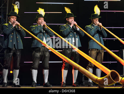 Musicisti suonano il alphorns durante la cerimonia di apertura dei Campionati Mondiali di Biathlon in Champions Park a Ruhpolding, Germania, 29 febbraio 2012. Il 2012 Campionati Mondiali di Biathlon si svolge dal 29 febbraio fino al 11 marzo 2012 a Chiemgau Arena a Ruhpolding. Foto: Martin Schutt Foto Stock