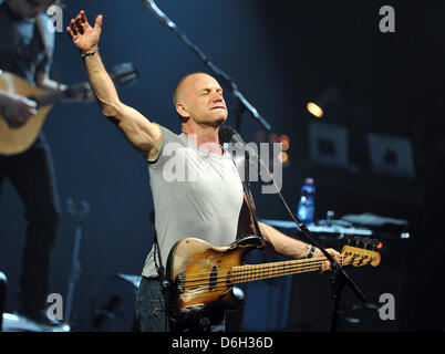 British musicista rock Sting (Gordon Matthew Thomas Sumner) prforms sul palco durante il suo 'Torna a Bass Tour' all'Jahrhundert Hall di Francoforte sul Meno, Germania, 29 febbraio 2012. Foto: Boris Roessler Foto Stock