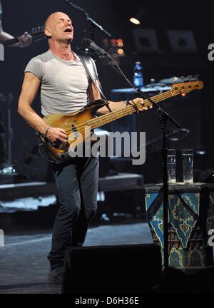 British musicista rock Sting (Gordon Matthew Thomas Sumner) prforms sul palco durante il suo 'Torna a Bass Tour' all'Jahrhundert Hall di Francoforte sul Meno, Germania, 29 febbraio 2012. Foto: Boris Roessler Foto Stock