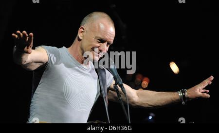 British musicista rock Sting (Gordon Matthew Thomas Sumner) prforms sul palco durante il suo 'Torna a Bass Tour' all'Jahrhundert Hall di Francoforte sul Meno, Germania, 29 febbraio 2012. Foto: Boris Roessler Foto Stock