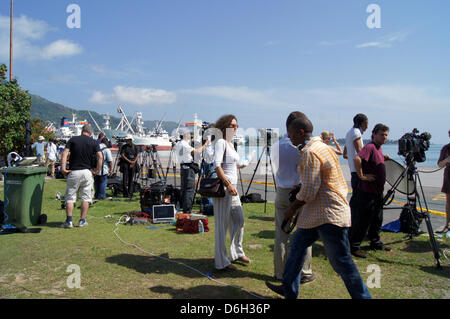 I membri dei media attende l'arrivo di Costa Allegra nave da crociera a causa di arrivare sul traino del Victoria Harbour, Seychelles Island, 01 marzo 2012. I disabili la nave di crociera è arrivata in porto nell'isola nazione delle Seychelles dopo tre giorni in mare senza alimentazione. Phtoto: CAROLA FRENTZEN Foto Stock