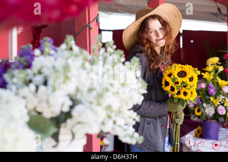 Fiorista bouquet di contenimento in negozio Foto Stock