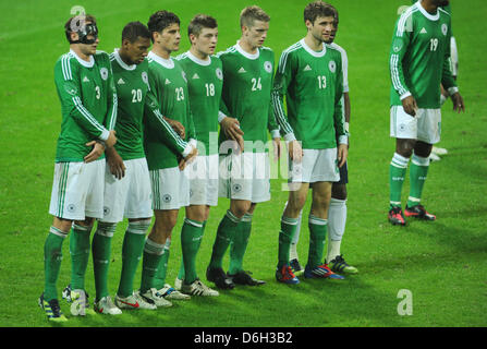 La Germania Benedikt Hoewedes (l-r), Jerome Boateng, Mario Gomez, Toni Kroos, Lars Bender, Thomas Mueller sono visti durante l'amichevole internazionale partita di calcio Germania vs Francia presso lo Stadio Weser di Brema, Germania, 29 febbraio 2012. La Germania ha perso 1-2 contro la Francia. Foto: Julian Stratenschulte dpa/L  Foto Stock