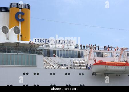 Cavalletto di passeggeri a bordo durante l'arrivo di Costa Allegra in nave da crociera nel traino della Victoria Harbour, Seychelles Island, 01 marzo 2012. I disabili la nave di crociera è arrivata in porto nell'isola nazione delle Seychelles dopo tre giorni in mare senza alimentazione. Phtoto: CAROLA FRENTZEN Foto Stock