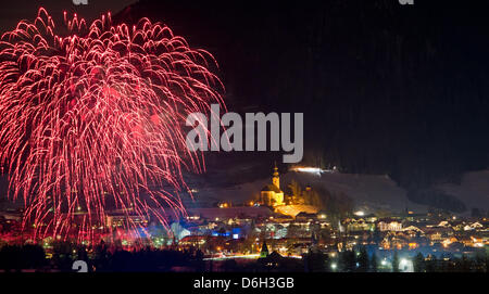 Fuochi d'artificio durante la cerimonia di apertura dei Campionati Mondiali di Biathlon a Ruhpolding, Germania, 29 febbraio 2012. Il 2012 Campionati Mondiali di Biathlon si svolge dal 29 febbraio fino al 11 marzo 2012 a Chiemgau Arena a Ruhpolding. Foto: PETER KNEFFEL Foto Stock