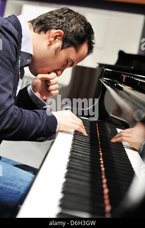 FILE - un file foto datata 23 febbraio 2012 mostra Russian-German pianista Igor Levit suonare il pianoforte di Hannover, Germania. Levit è stato nominato Bbc New Generation Artist di recente. Foto: BARBORA PREKOPOVA Foto Stock