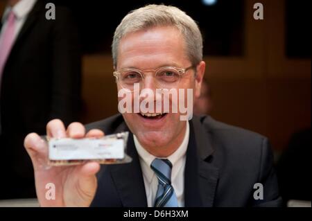 Il Ministro tedesco per l'ambiente Norbert Roettgen (CDU) detiene una barretta di muesli nella fotocamera all'inizio della riunione dei governi federali e statali presso il Ministero dell'ambiente a Berlino, Germania, 01 marzo 2012. Essi stanno andando a discutere di una nuova legge che propone di Gorleben come un finale nucleare del sito di smaltimento. Foto: Sebastian Kahnert Foto Stock