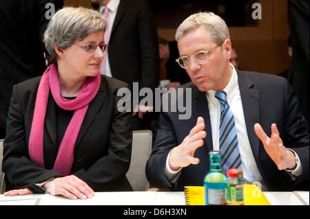 Baden-Wuerttemberg Ministro presso il Ministero di Stato Silke Krebs (Verdi) e il Ministro tedesco per l'ambiente Norbert Roettgen (CDU) parlare all'inizio della riunione dei governi federali e statali presso il Ministero dell'ambiente a Berlino, Germania, 01 marzo 2012. Essi stanno andando a discutere di una nuova legge che propone di Gorleben come un finale nucleare del sito di smaltimento. Foto: Se Foto Stock