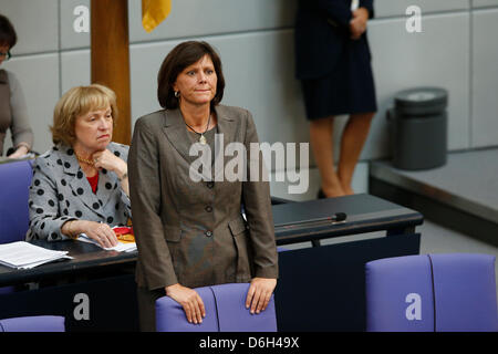 Germania Berlino. 18 Aprile, 2013. La plenaria del Parlamento Federale di voti su un legame giuridico contingente di genere per la vigilanza. Sessione plenaria del Parlamento federale del 18 aprile 2013, con la partecipazione del Cancelliere Angela Merkel / protezione dei consumatori il ministro Ilse Aigner nella foto al Bundestag.Credit: Reynaldo Chaib Paganelli /Alamy Live News Foto Stock