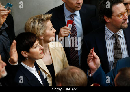 Germania Berlino. 18 Aprile, 2013. La plenaria del Parlamento Federale di voti su un legame giuridico contingente di genere per la vigilanza. Sessione plenaria del Parlamento federale del 18 aprile 2013, con la partecipazione del Cancelliere Angela Merkel /, Ursula von der Leyen, Ministro federale del lavoro, votazione.Credit: Reynaldo Chaib Paganelli /Alamy Live News Foto Stock